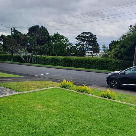 Retro On Queen, Papakura Kültér fotó