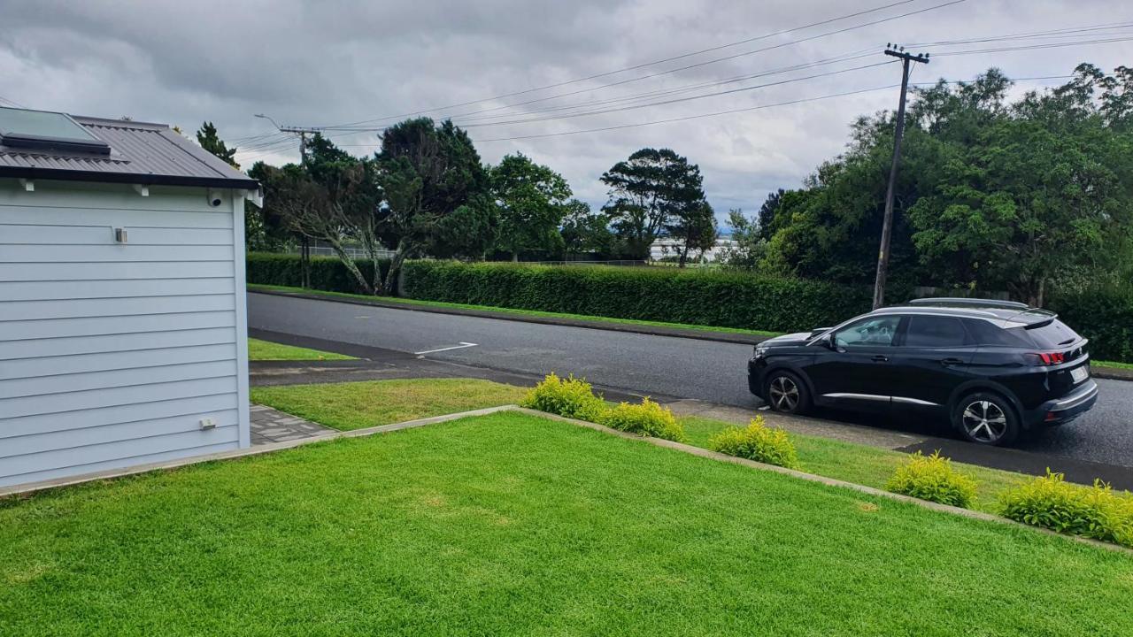 Retro On Queen, Papakura Kültér fotó