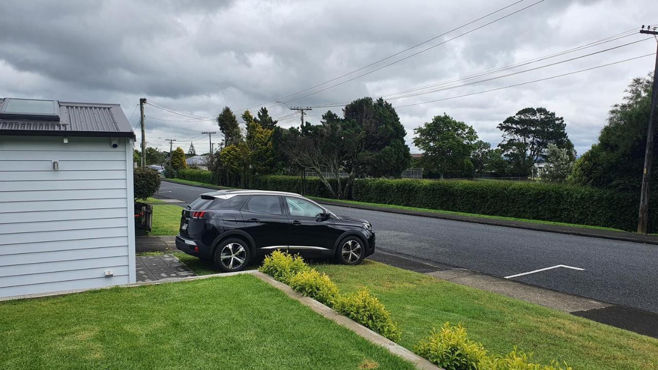 Retro On Queen, Papakura Kültér fotó